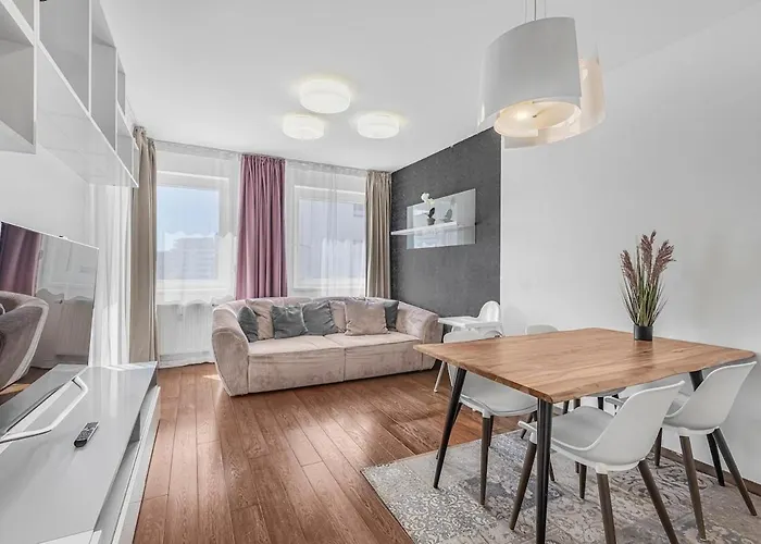 New Large Apartment, Free Parking!