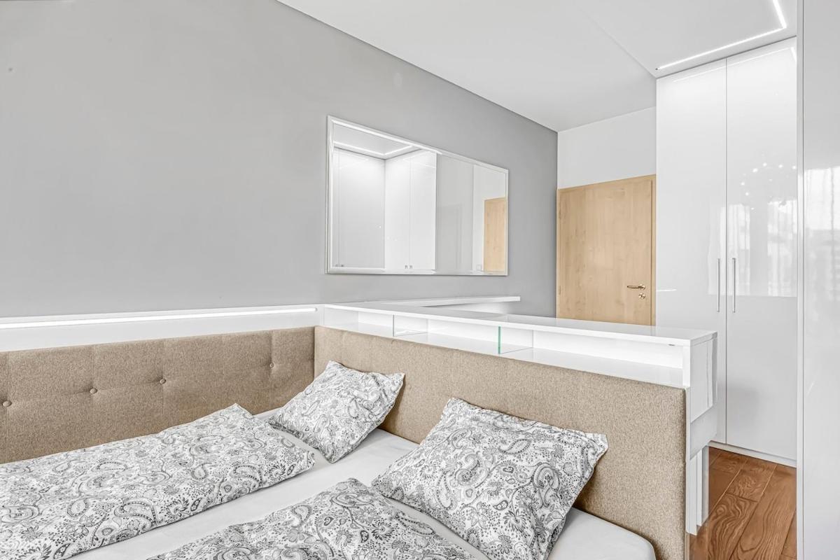 New Large Apartment, Free Parking! Прага