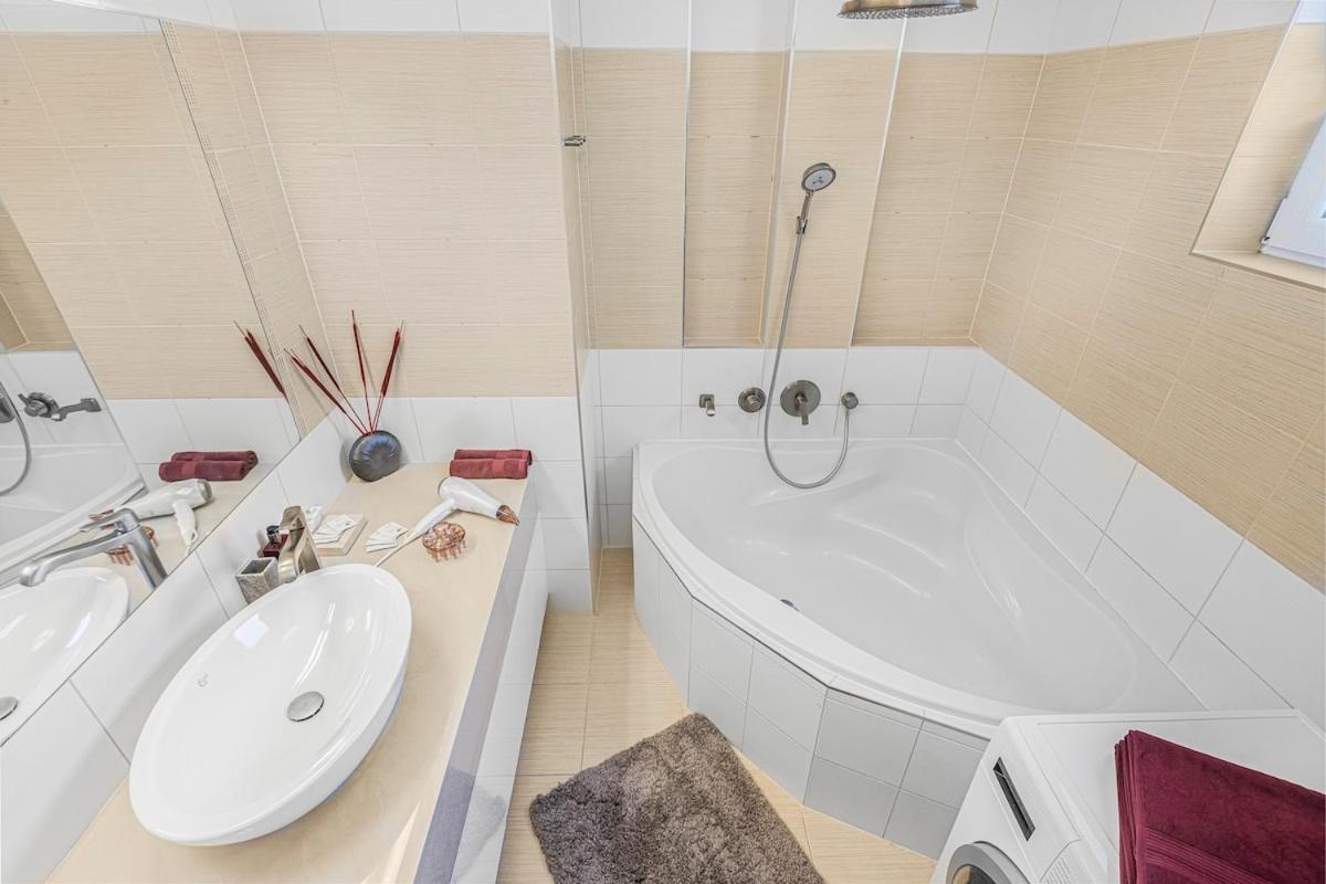 Апартаменты New Large Apartment, Free Parking!
