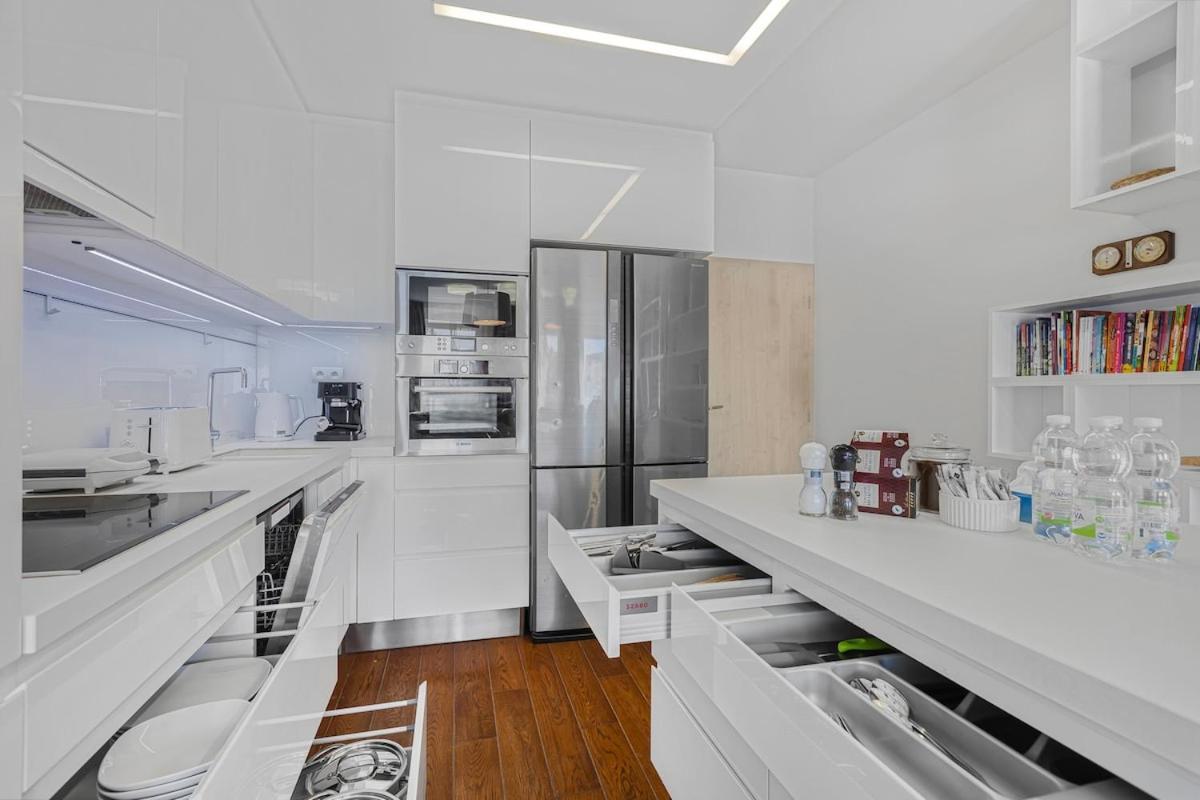 New Large Apartment, Free Parking! Апартаменты *