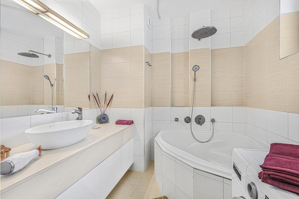 New Large Apartment, Free Parking! Апартаменты *