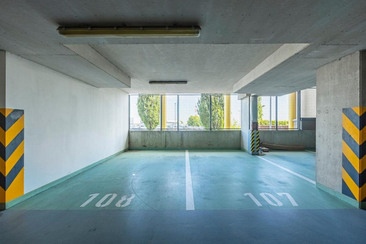 New Large Apartment, Free Parking! Прага