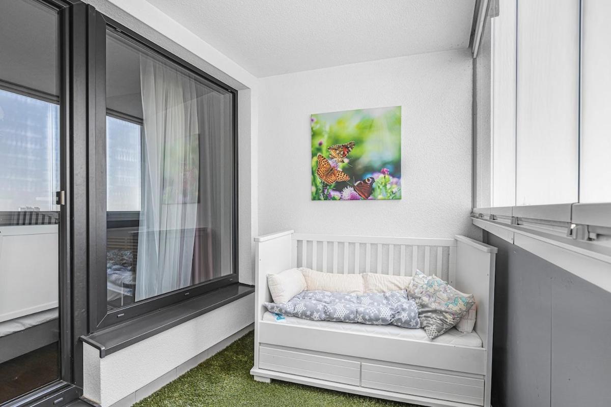 New Large Apartment, Free Parking! Апартаменты
