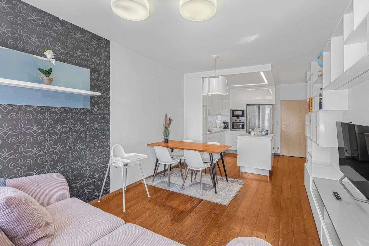 New Large Apartment, Free Parking! Прага