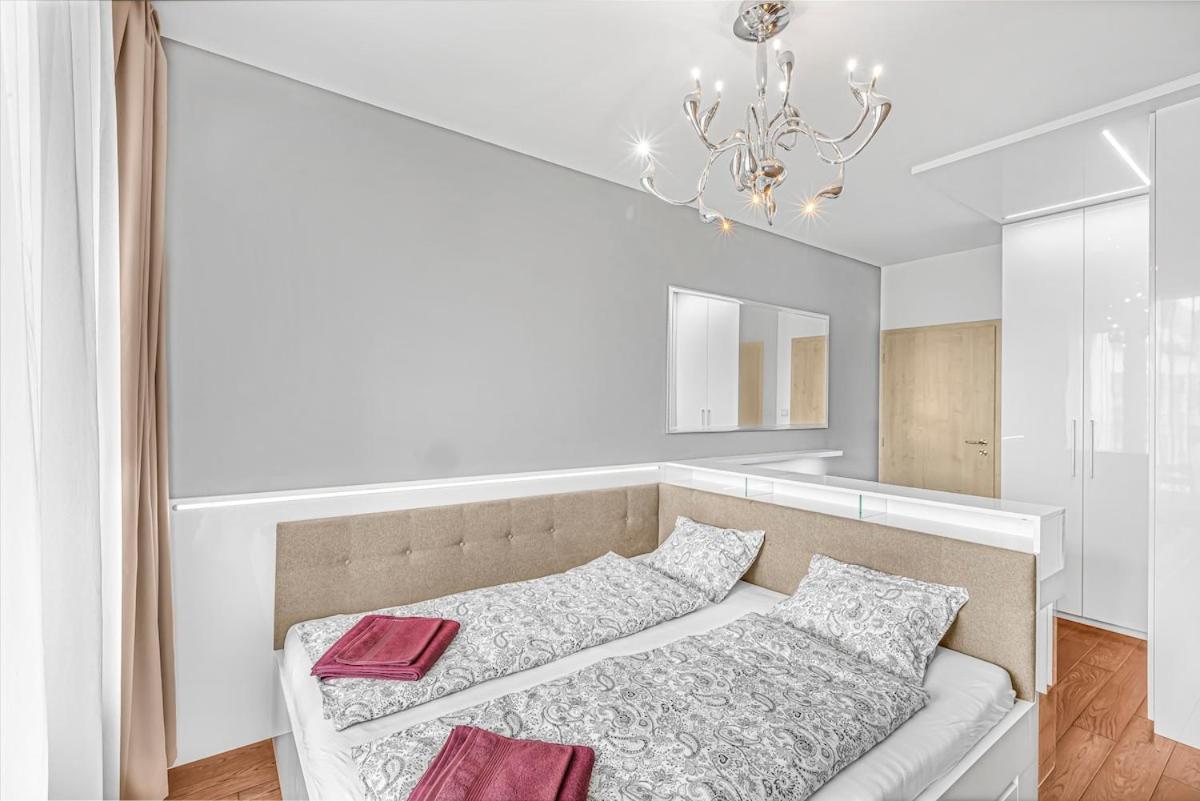 New Large Apartment, Free Parking! Апартаменты