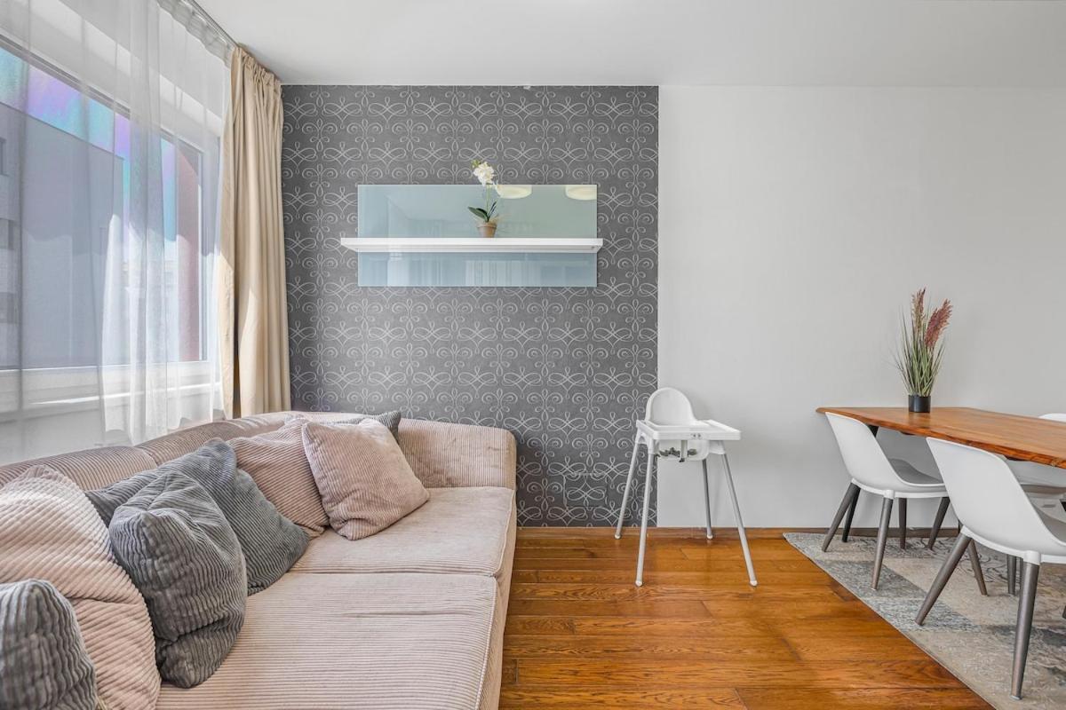 Апартаменты New Large Apartment, Free Parking! *