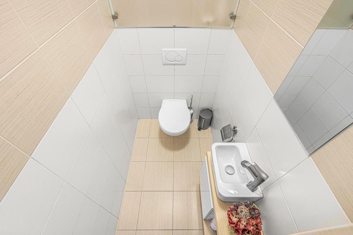 New Large Apartment, Free Parking! * Praga